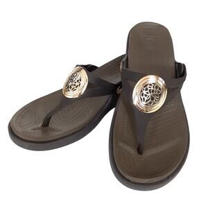 Crocs Sanrah Thong Sandals Gold Medallion Flip Flops Brown Womens 7 Dress Shoes